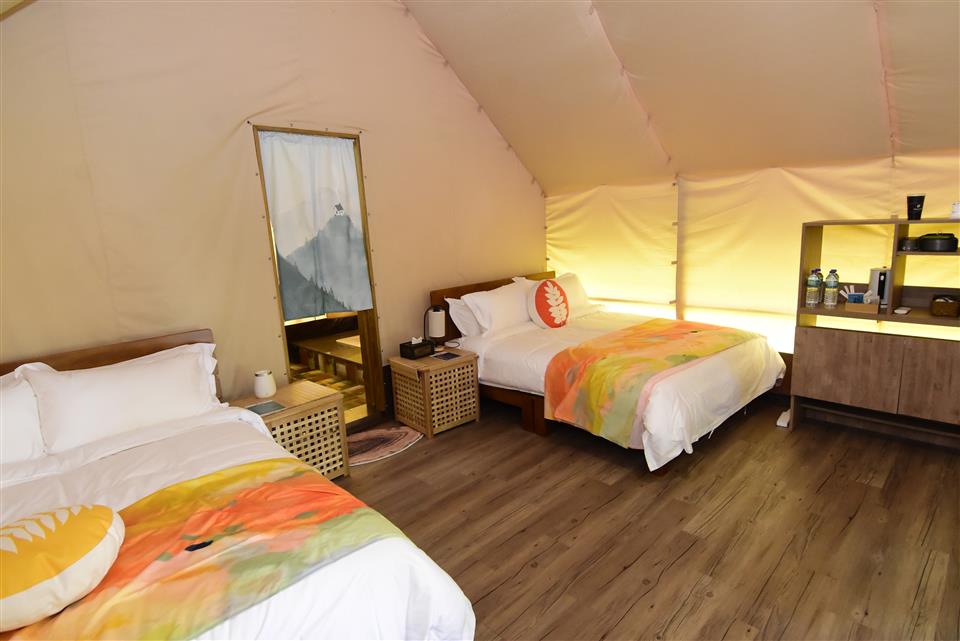 豪華帳篷內寬廣舒適、配置冷暖空調、獨立大浴缸等五星酒店等級設備，在帳篷內就能享受愉悅山林浴沐泡澡時光。