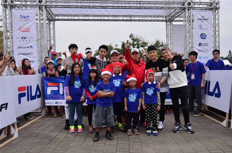 FILA COOL RUN 2015酷樂路跑溫暖聖誕彰化站 魏縣長鳴笛開跑為跑友加油