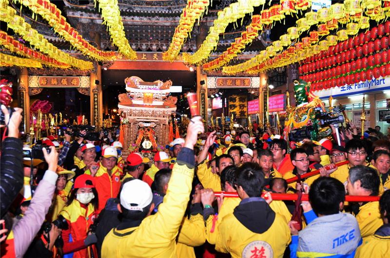 鹿港天后宮400年來第一次與嘉義朴子配天宮聨合遶境 魏縣長等人前往迎接媽祖回鑾