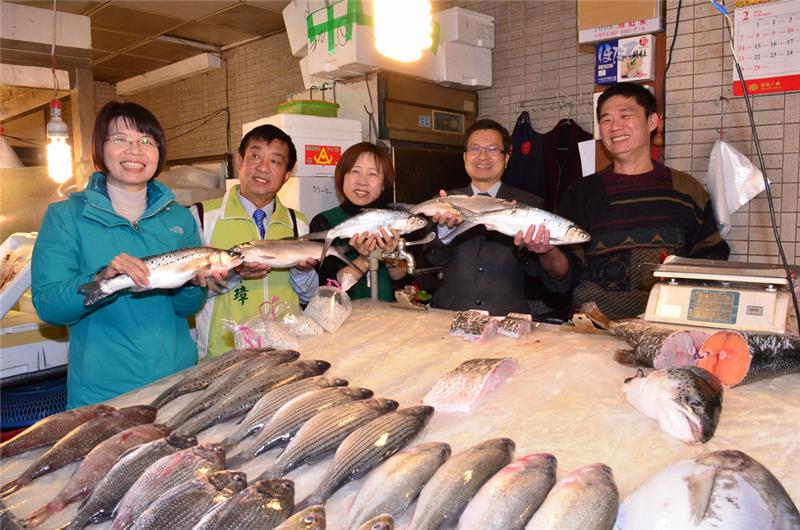 魏縣長到華陽市場視察春節蔬果供銷情形