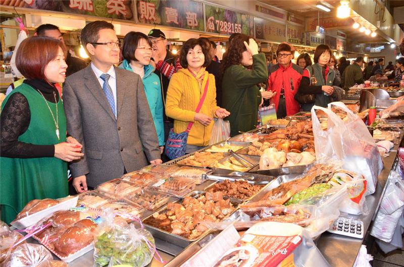 魏縣長到華陽市場視察春節蔬果供銷情形