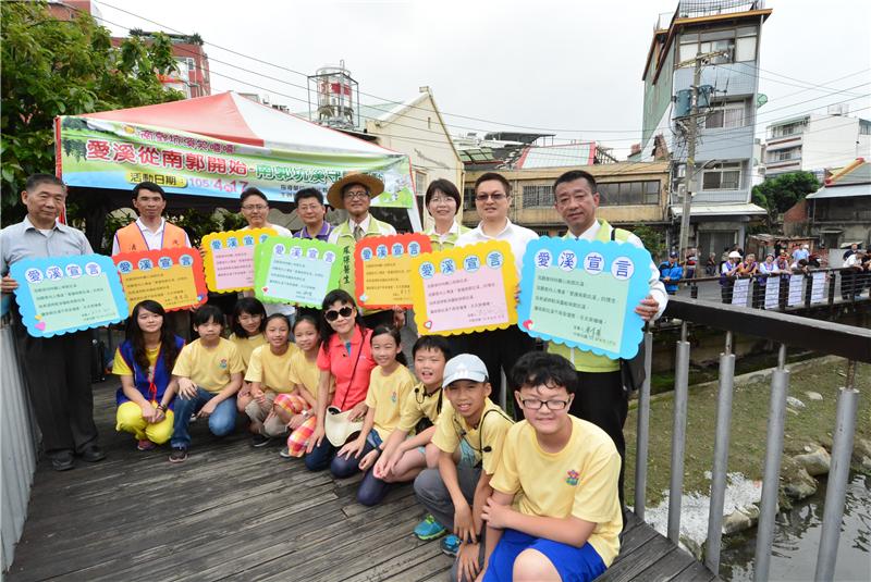 「愛溪從南郭開始」 魏縣長與南郭國小小朋友們 一同加入守護南郭坑溪行動