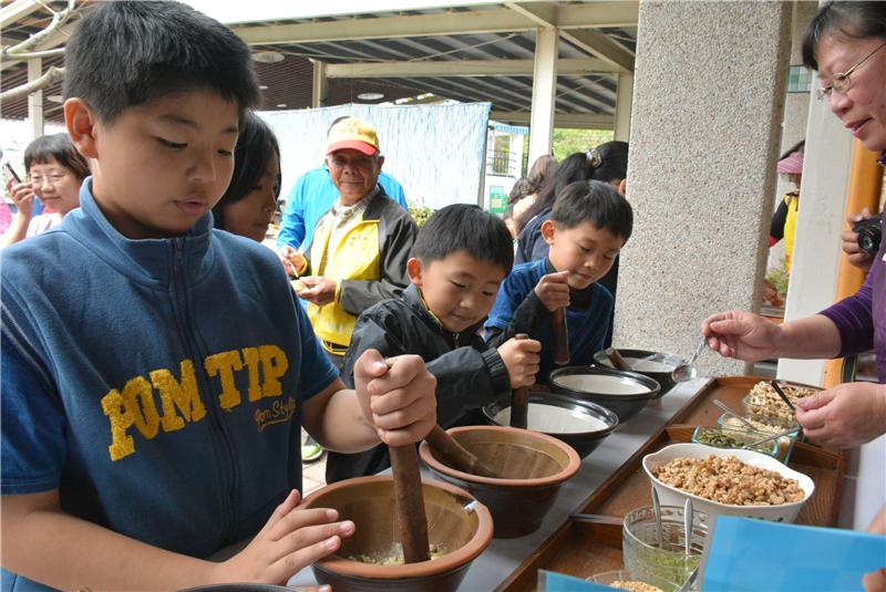 107年全國客家日活動-孩童體驗客家文化