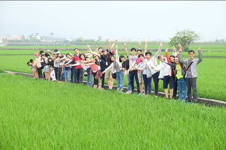 田中小鎮位於彰化縣東南方，緊鄰八卦山脈南麓，又靠近臺灣第一大河-濁水溪，昔日均為水田，周邊屯墾開發甚早，於清領時期即設彰化縣治，無論是漫步、奔跑、或者騎乘鐵馬穿梭在溪埔地與田畦之間，皆能感受自然樸實的風土民情。