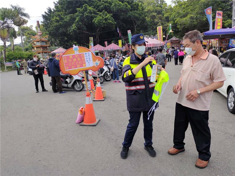 彰化警察分局金針花海宣導安全社交距離，防堵防疫破口