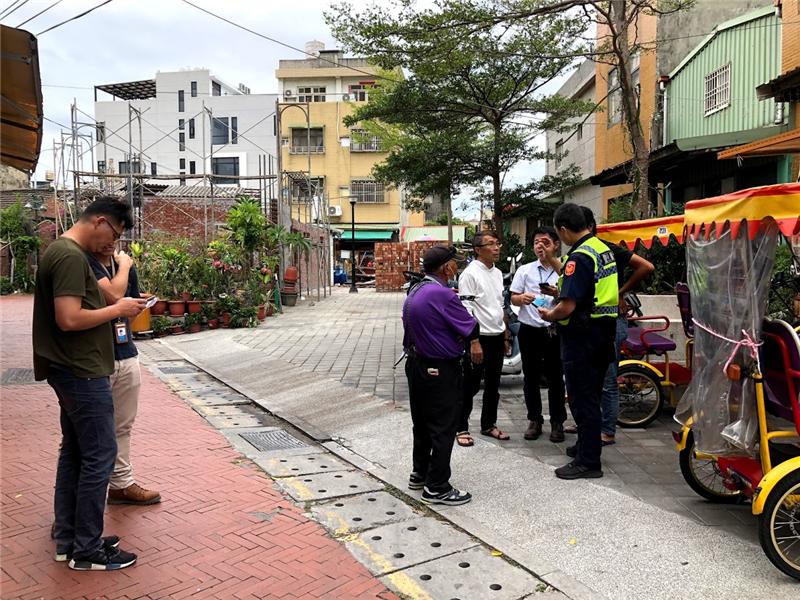 因應中秋連假的到來，彰化縣政府會同警察局鹿港分局及鹿港鎮公所至本縣鹿港鎮各觀光三輪車營業場所宣導遵守「彰化縣遊憩地區觀光用途三輪以上慢車管理辦法」相關規定，凡經檢驗合格發予牌照之觀光三輪車，始可合法行駛於指定路段，同時營業場所應公開揭示收費金額、行駛路段、時間、投保內容及行駛注意事項等權利及義務關係，並向消費者說明。縣府爾後將持續辦理觀光三輪車輔導管理與稽查，以保障遊客安全、安心的旅遊環境。 