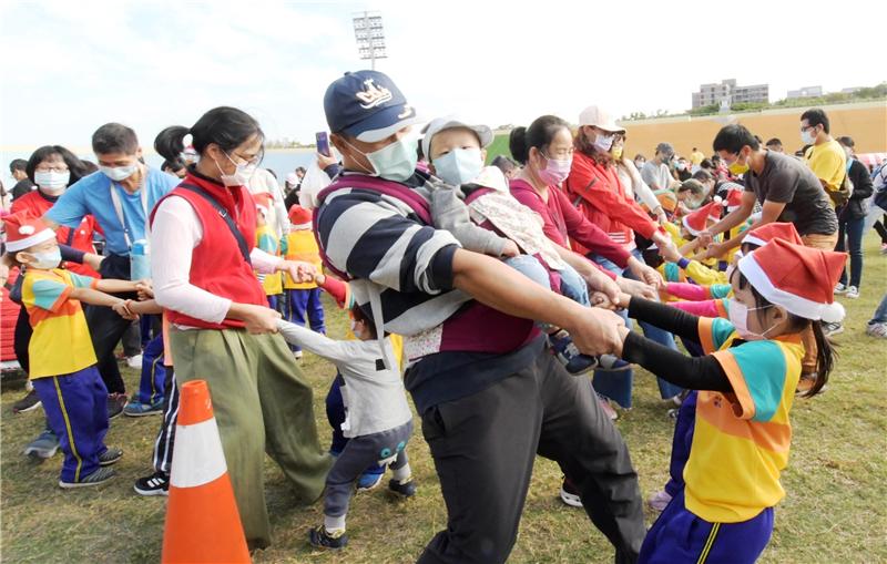 愛你愛我愛半線 童心轉動新世界 彰化縣幼兒園親子運動嘉年華在體育場熱鬧展開