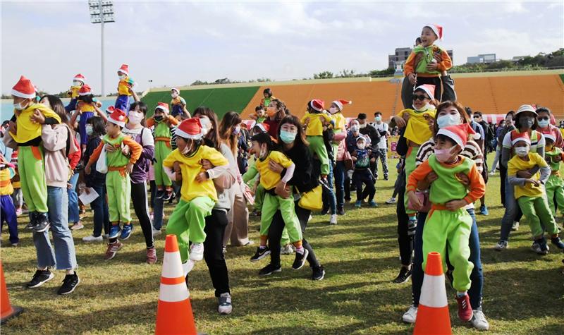 愛你愛我愛半線 童心轉動新世界 彰化縣幼兒園親子運動嘉年華在體育場熱鬧展開