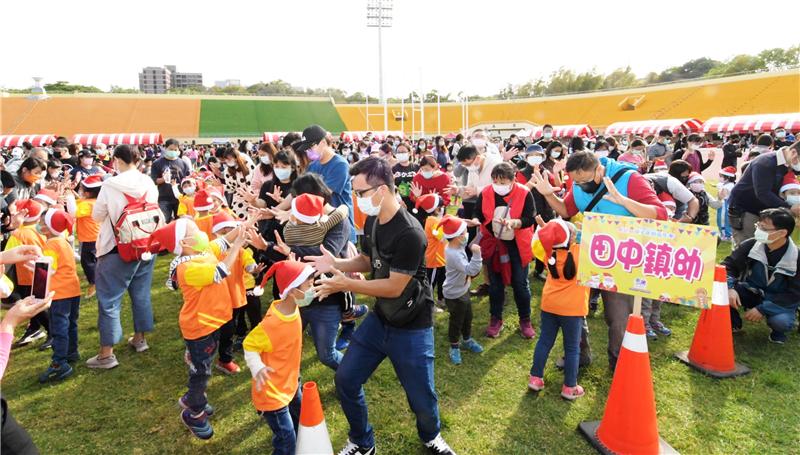 愛你愛我愛半線 童心轉動新世界 彰化縣幼兒園親子運動嘉年華在體育場熱鬧展開