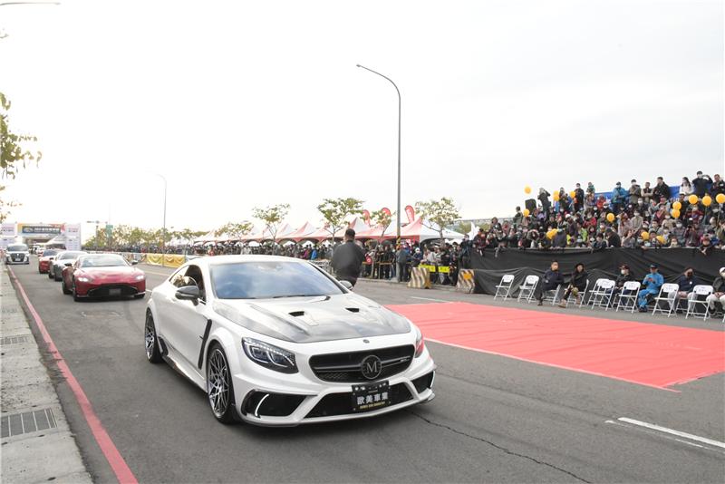 封街拉力賽(Street Rally Racing；SRR)是一種道路封閉運動計時賽，比賽距離全長5KM的柏油賽道。