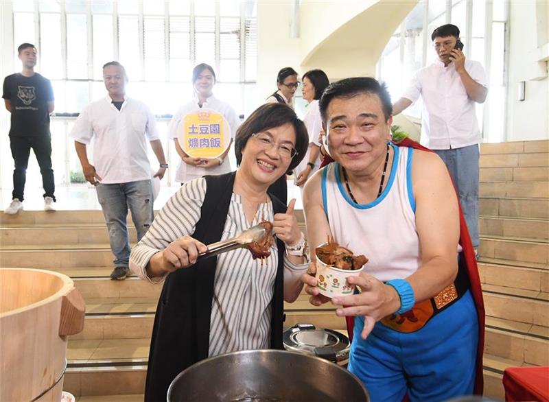 爌肉飯節-縣長與爌肉飯合影