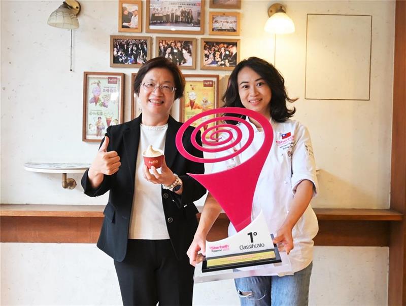 王縣長參訪鹿港「山風藍義式冰淇淋」 祝賀「烏龍茶之光」獲得世界冠軍