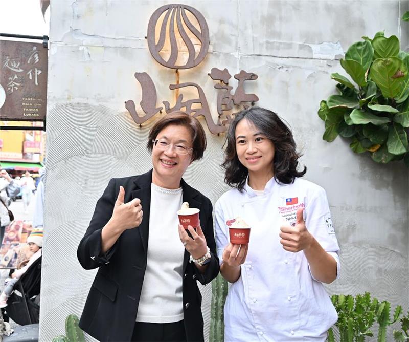 王縣長參訪鹿港「山風藍義式冰淇淋」 祝賀「烏龍茶之光」獲得世界冠軍