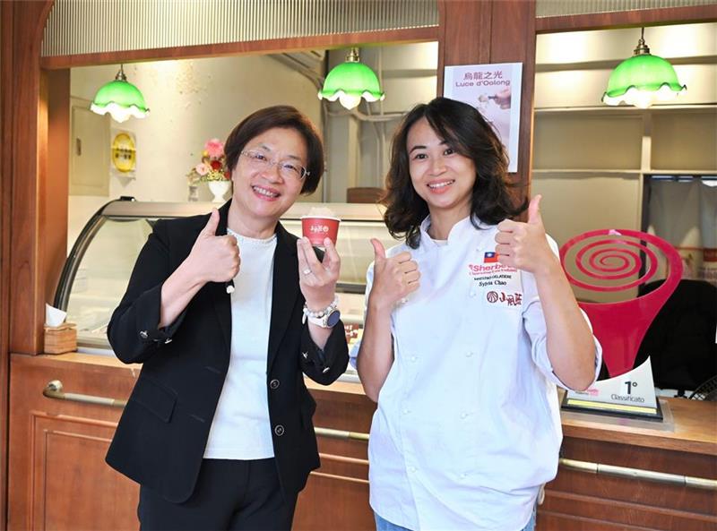 王縣長參訪鹿港「山風藍義式冰淇淋」 祝賀「烏龍茶之光」獲得世界冠軍