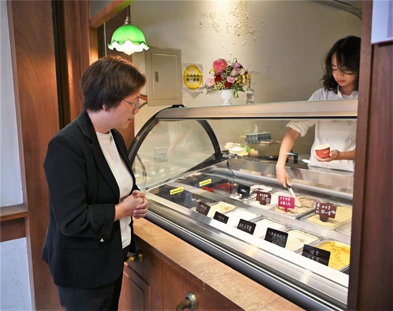 王縣長參訪鹿港「山風藍義式冰淇淋」 祝賀「烏龍茶之光」獲得世界冠軍