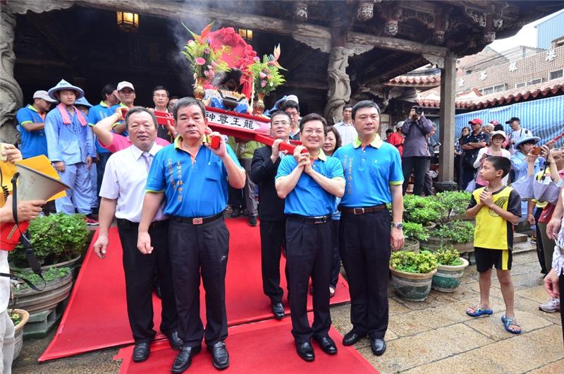 魏县长恭迎龙王起驾 「2015鹿港庆端阳-龙王祭」 龙船鼓、满街路～龙王出动、彰化尚旺