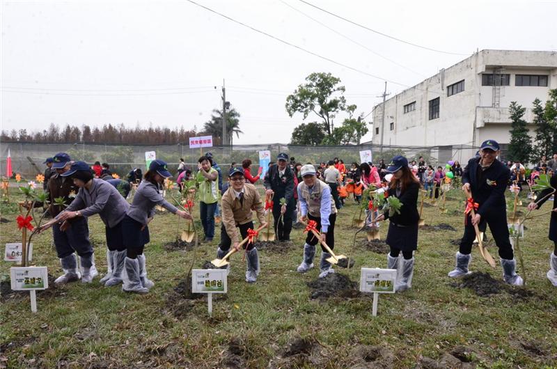 彰化县植树活动在埔心 魏县长鼓励大家植树造林爱地球