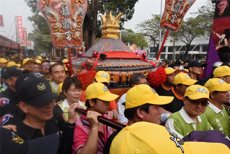 大甲镇澜宫妈祖遶境彰化 魏县长等人接驾祈求国泰民安、风调雨顺