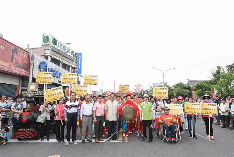 鹿港庆端阳系列活动-魏县长等人热闹踩街庆端午