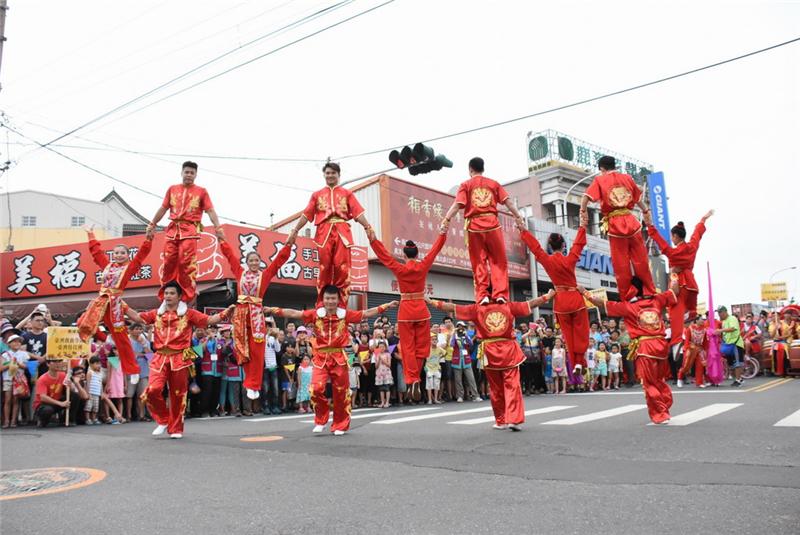 热闹踩街庆端午