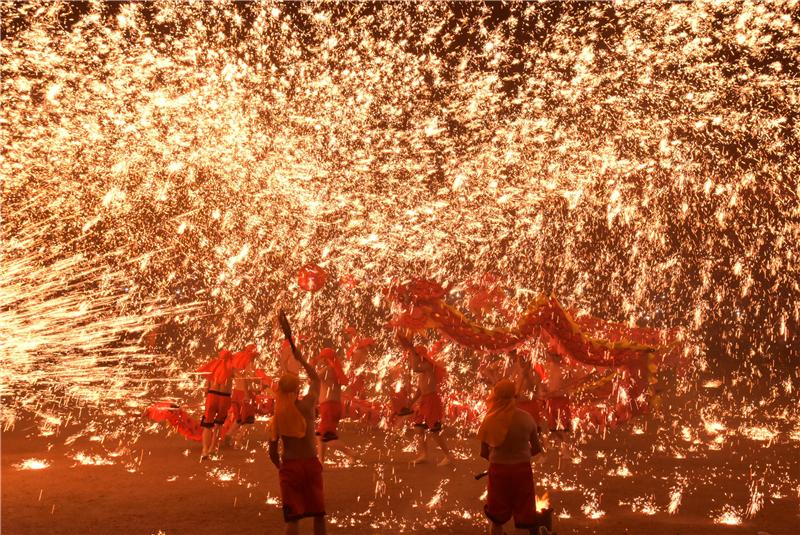 「2019花在彰化-花好月圆 猪事如意」圆满闭幕破87万人次 元宵节重庆铜梁火龙现身彰化溪州公园超吸睛