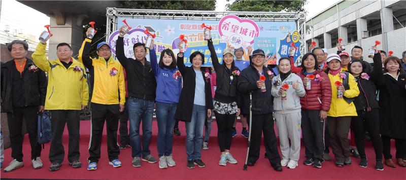 全台最浪漫的荞麦花海公益路跑、在地艺人丁宁也来逗相挺麦花海公益路跑。