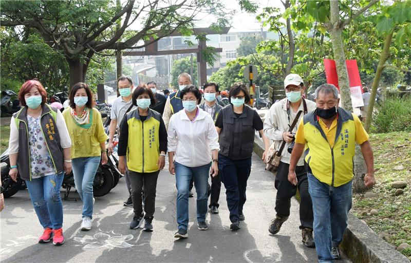 「挑水古道」赏桐花 走出户外登山健身