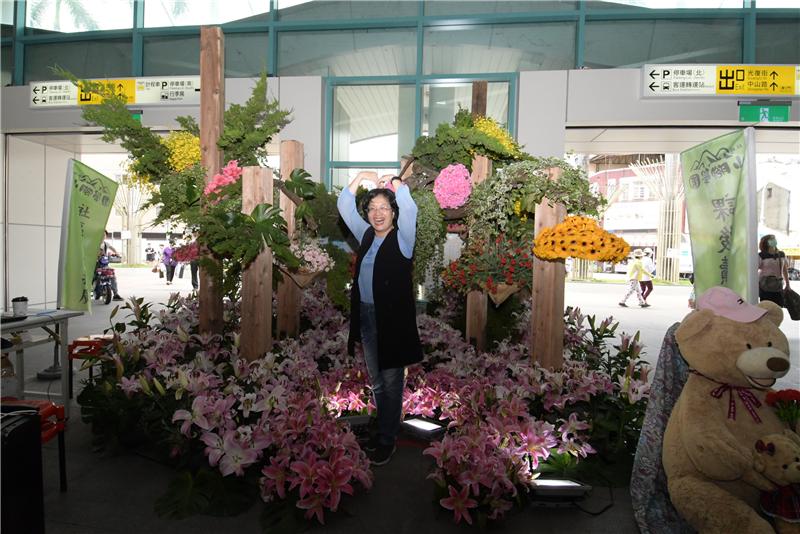 彰化县长王惠美铁道之旅 花的故乡美的相遇 从彰化搭火车到二水行经8个站 欢迎来体验