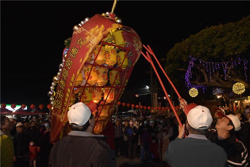 百年花坛迎灯排　文化传承迎新春