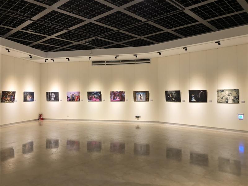 展览会场展出卓老师近年拍摄婺剧及台湾传统戏曲的精彩作品，共计72件摄影作品