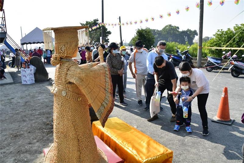 　　彰化县長王惠美於11日上午前往參加彰化畜產嘉年華會系列活動第四場活動，在田中鎮望高瞭辦理「彰化乳牛節暨田中鎮農會犇向幸福百年農耀推廣活動」，田中農會理事長陳明圳、常務監事葉文東、總幹事張瑞欣等與會，王縣長表示，今年欣逢田中鎮農會百周年，結合彰化乳牛節活動，介紹民眾瞭解彰化乳牛產業發展成果，現場以牛隻造型設計的稻草牧草裝置藝術，呈現彰化在地酪農業特有產業文化、還有乳牛知識教育解說、親子趣味滾牧草