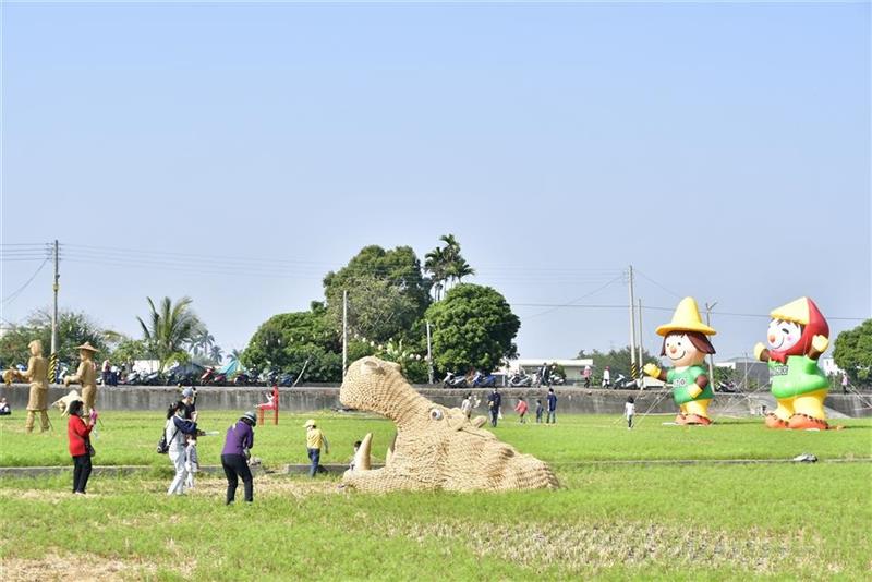 　　彰化县長王惠美於11日上午前往參加彰化畜產嘉年華會系列活動第四場活動，在田中鎮望高瞭辦理「彰化乳牛節暨田中鎮農會犇向幸福百年農耀推廣活動」，田中農會理事長陳明圳、常務監事葉文東、總幹事張瑞欣等與會，王縣長表示，今年欣逢田中鎮農會百周年，結合彰化乳牛節活動，介紹民眾瞭解彰化乳牛產業發展成果，現場以牛隻造型設計的稻草牧草裝置藝術，呈現彰化在地酪農業特有產業文化、還有乳牛知識教育解說、親子趣味滾牧草