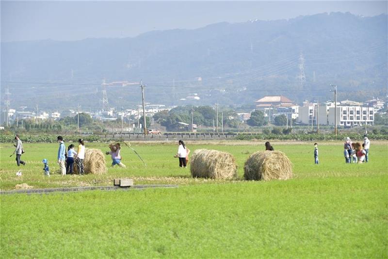 　　彰化县長王惠美於11日上午前往參加彰化畜產嘉年華會系列活動第四場活動，在田中鎮望高瞭辦理「彰化乳牛節暨田中鎮農會犇向幸福百年農耀推廣活動」，田中農會理事長陳明圳、常務監事葉文東、總幹事張瑞欣等與會，王縣長表示，今年欣逢田中鎮農會百周年，結合彰化乳牛節活動，介紹民眾瞭解彰化乳牛產業發展成果，現場以牛隻造型設計的稻草牧草裝置藝術，呈現彰化在地酪農業特有產業文化、還有乳牛知識教育解說、親子趣味滾牧草