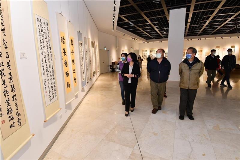 彰化县文化局自即日起至111年1月30日在县立美术馆1楼展出「转变-林鸿铭2022创作展」，今(9)日下午举行展览开幕式，彰化县长王惠美等人与会，欢迎喜好超现实创作的艺术同好前来观赏林鸿铭老师蒙太奇式的梦幻艺术！另外在县立美术馆3楼自即日起至111年1月16日展出「鹿江豪翰-彰化县鹿江诗书画学会2022年会员联展」，也欢迎大家前往参观。