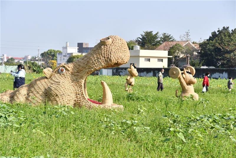 　　2022春游彰化赏花海，111年「焢吧焢焢~花坛趴兔焢」活动，于今(15 )日上午在花坛乡崙雅村花秀路316巷的农田展开，一片片花海令人惊艳，县长王惠美、花坛乡长顾胜敏、县议员顾黄水花、李宝银、花坛乡民代表会主席李政雄、崙雅社区理事长也是副主席沉文盛、花坛乡农会总干事顾碧琪等人与民众同乐，彰化县长王惠美欢迎大家春游首选来彰化赏花海。