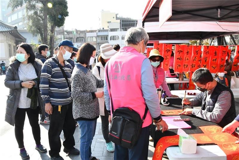 　　福虎生风迎新年！彰化县文化局为迎接111年农曆新春佳节，1月16日上午于县立美术馆广场举办「福虎生风－新春挥毫送春联活动」，由彰化县长王惠美、各书法学会理事长等人共同挥毫，送上新春贺词，祝贺乡亲新年快乐，于岁末同庆迎接即将来到的虎年。