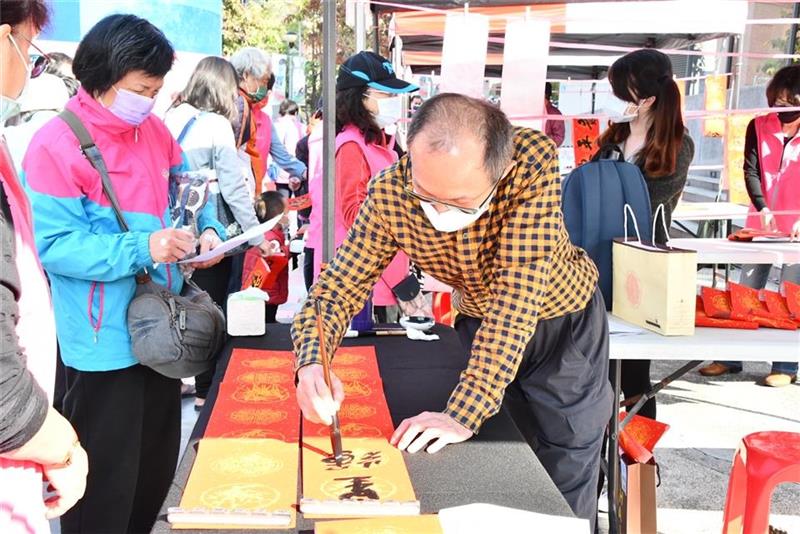 　　福虎生风迎新年！彰化县文化局为迎接111年农曆新春佳节，1月16日上午于县立美术馆广场举办「福虎生风－新春挥毫送春联活动」，由彰化县长王惠美、各书法学会理事长等人共同挥毫，送上新春贺词，祝贺乡亲新年快乐，于岁末同庆迎接即将来到的虎年。