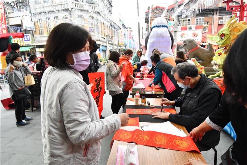 　　北斗奠安宫于今(22)日上午办理新春花灯大赏开灯仪式及新春挥毫活动，县长王惠美、立法委员谢衣鳯、北斗镇长李玄在、北斗镇民代表会主席刘国卿等人应邀与会，北斗奠安宫董事长陈在及全体董监事、北斗观光产业促进会长卓煜明、奠安慈善功德会长杨溢哲等人与会，王县长和奠安宫董事长陈在等人一起为奠安宫新春花灯大赏开灯，欢迎全国民众来彰化北斗走春。