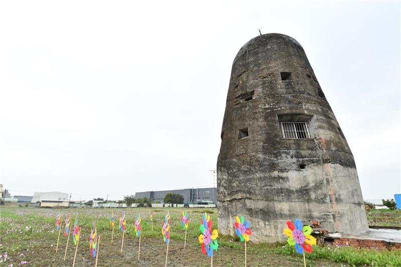 　　本次活动透过社区协调在地农民大面积种植波斯菊，在古砲臺、飞机公园及社区活动中心之间以花海点缀，交织出时空脉络的美感，活动区域内并设置牧草卷与风车装置艺术，以活泼气息打造社区特色亮点。