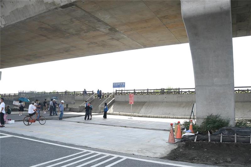 亮点海空步道台61线桥下空间 过年前多一个𨑨迌、乘凉的地方