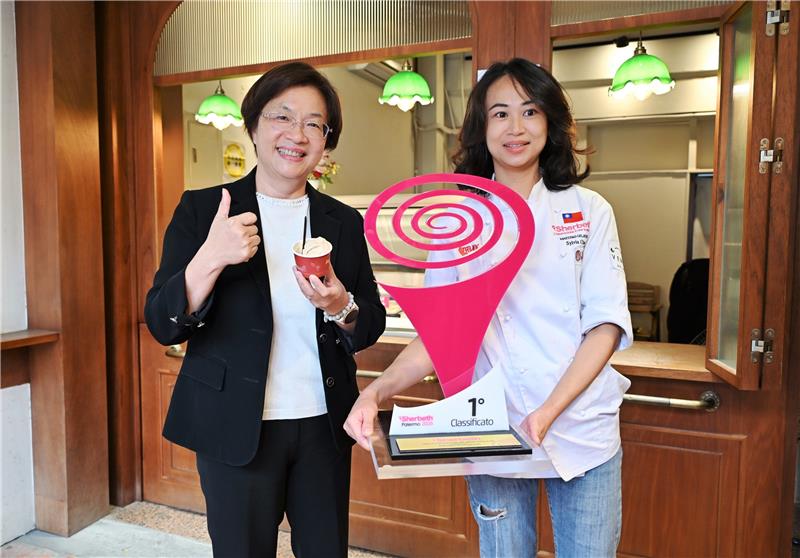 王县长参访鹿港「山风蓝义式冰淇淋」 祝贺「乌龙茶之光」获得世界冠军