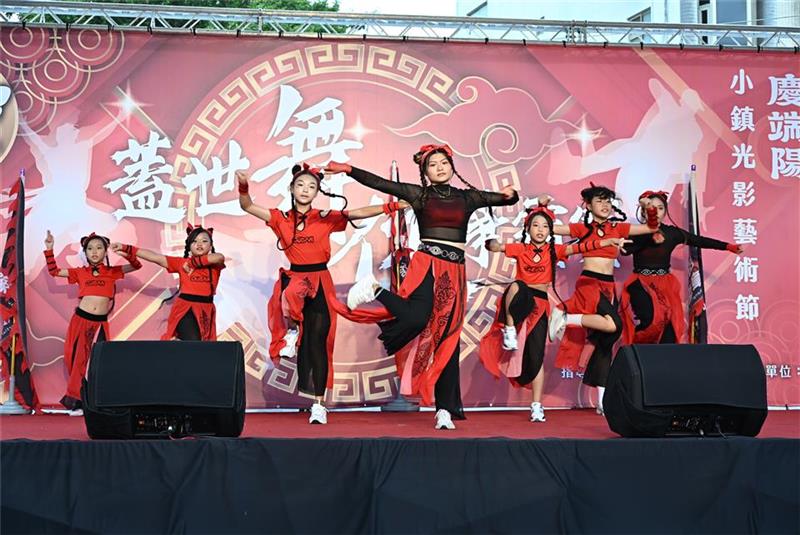 2026小镇光影艺术节 盖世舞侠争霸赛 千人齐跳《Kung Fu Fighting》
