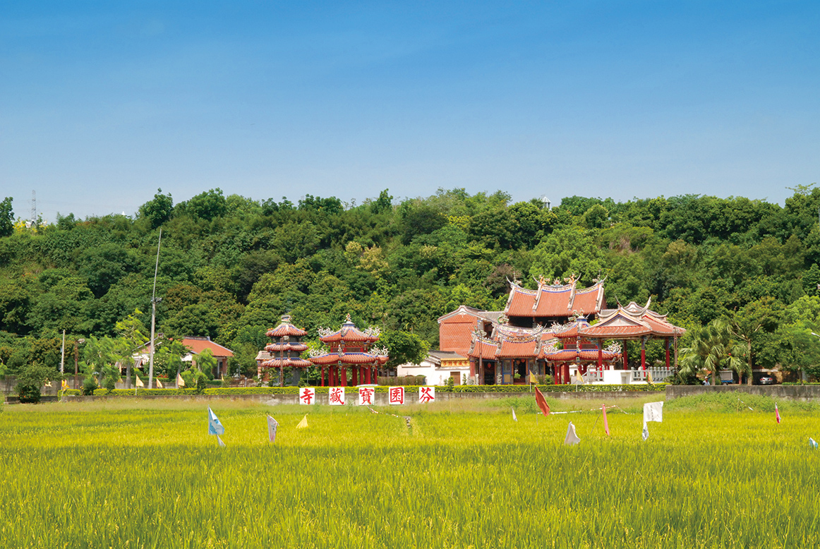 沿着彰南路会经过芬园名剎宝藏寺