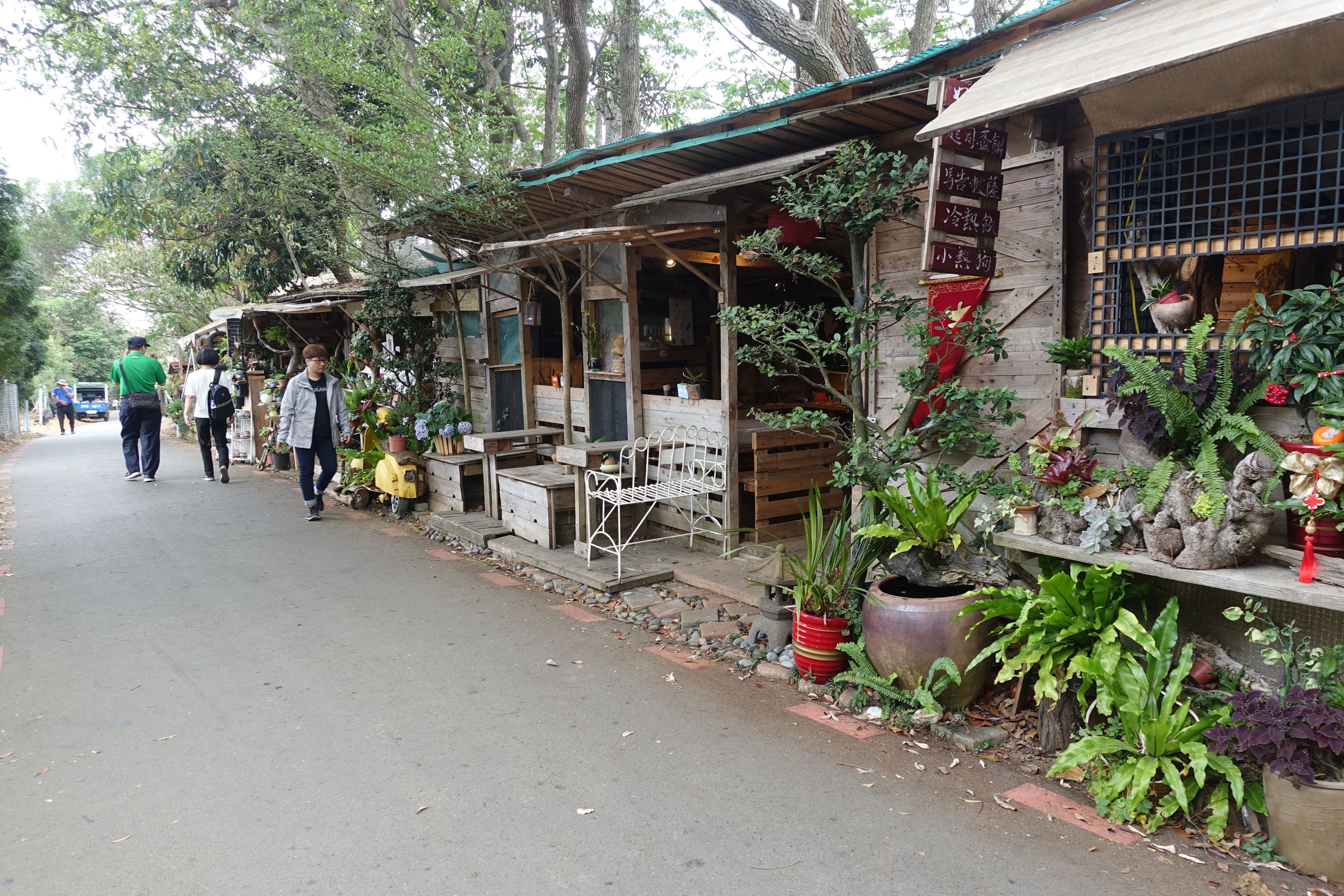 中间路段餐饮店家、摊贩聚集  非常热闹