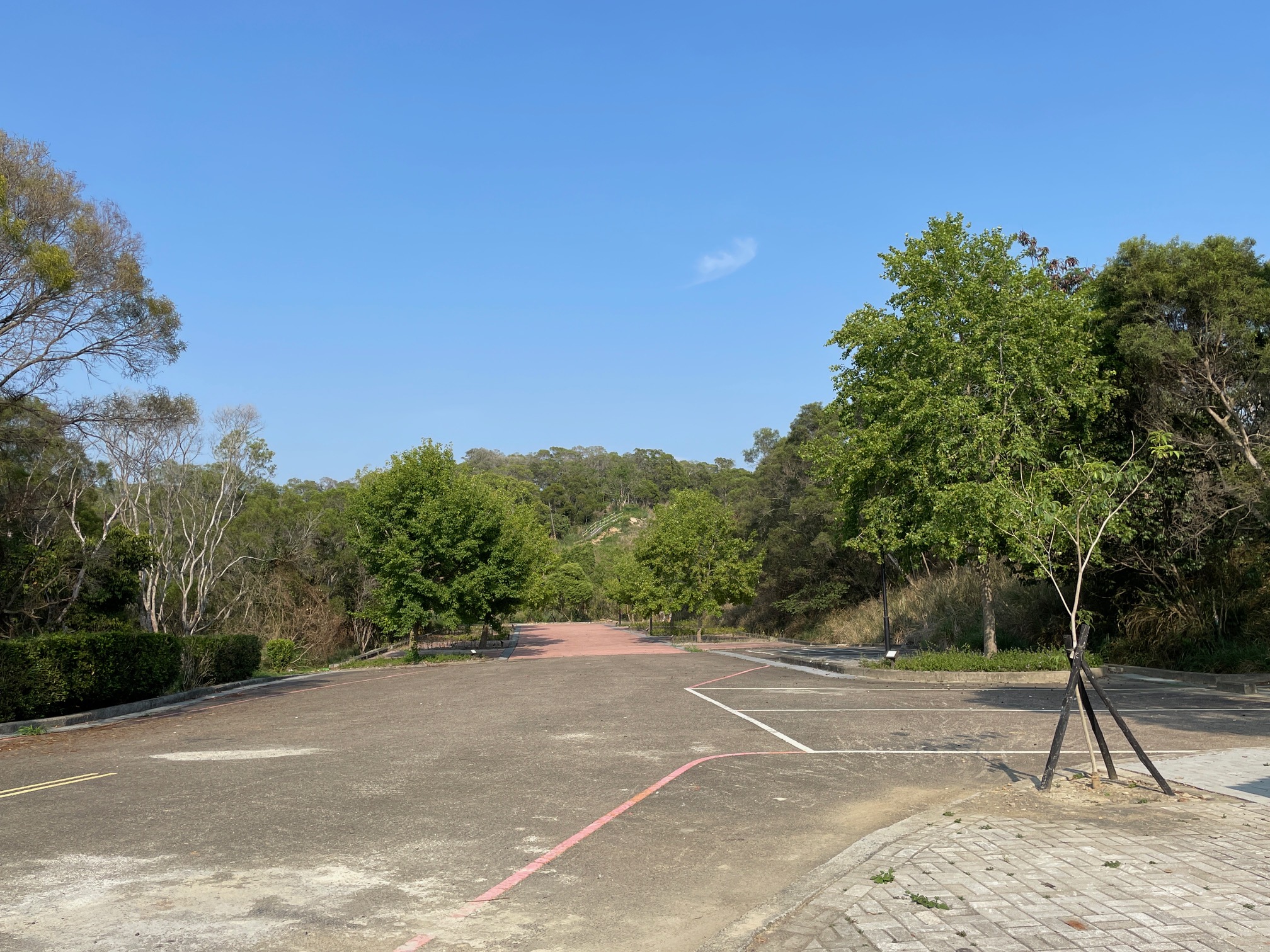 步道起点（台74线），设置有广场、停车场（机车、小客车、大客车）、厕所