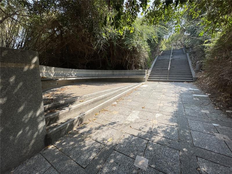 以阶梯组成的步道，铺设高压混凝土砖