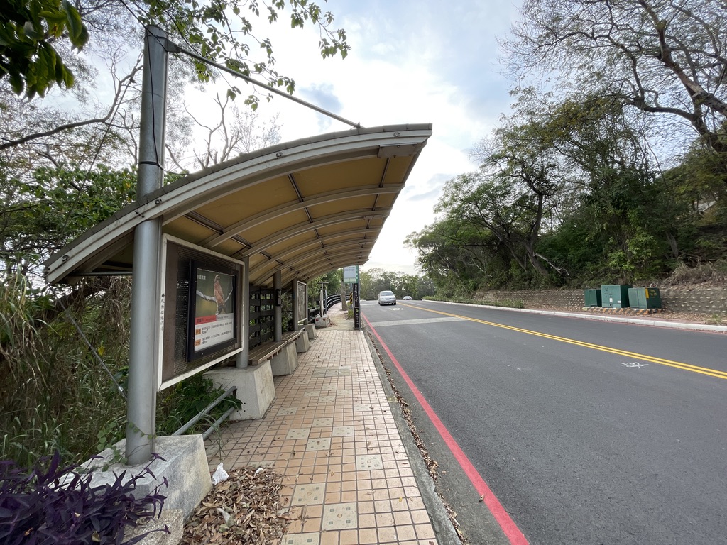 虎崗路步道沿途有公車站牌，可由彰化火車站搭乘公車前往