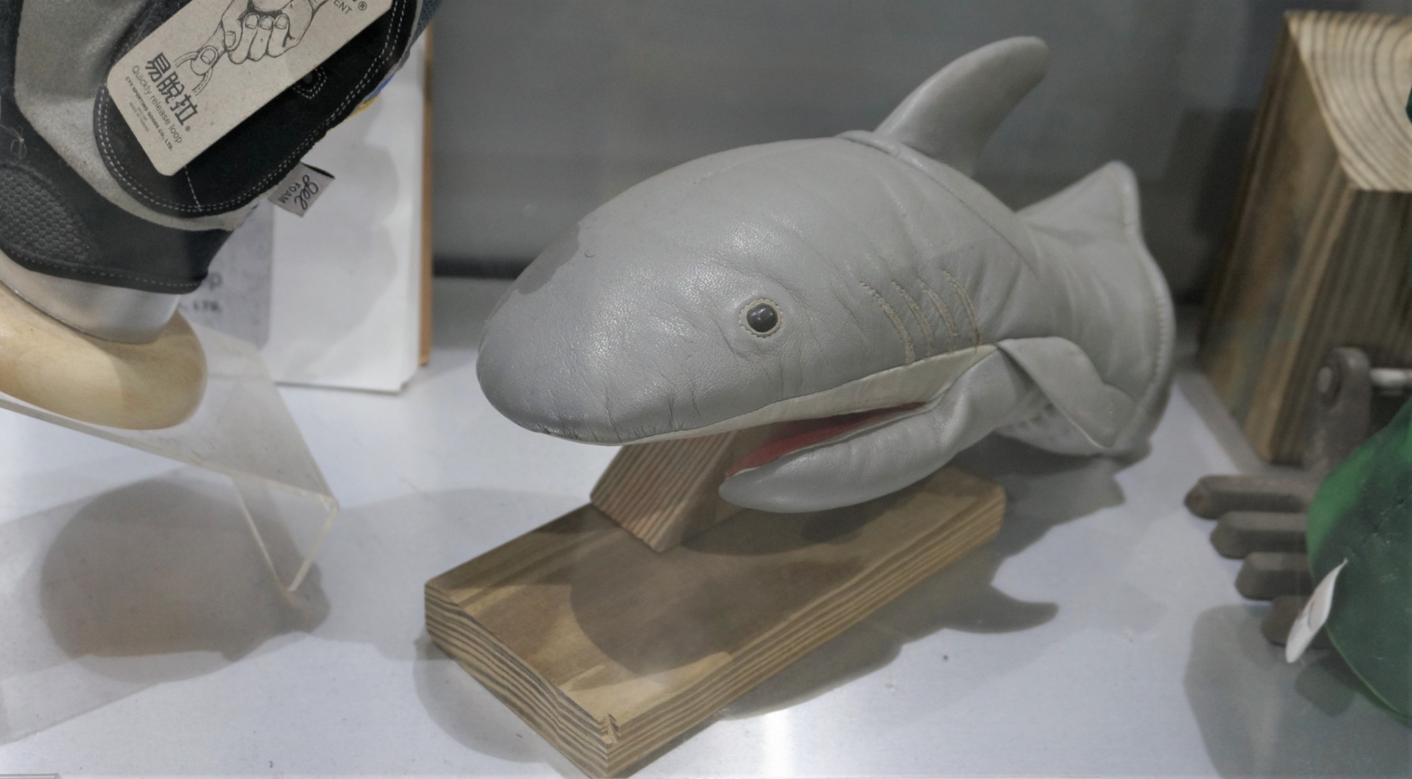 造型第一名 這款鯊魚滑雪手套對手套博物館來說可是意義非凡！它是台灣最早取得美國運動手套專利的產品，由老闆親自設計的！仔細觀察，手套博物館的建築設計裡也有這隻鯊魚的影子在裡頭呢！