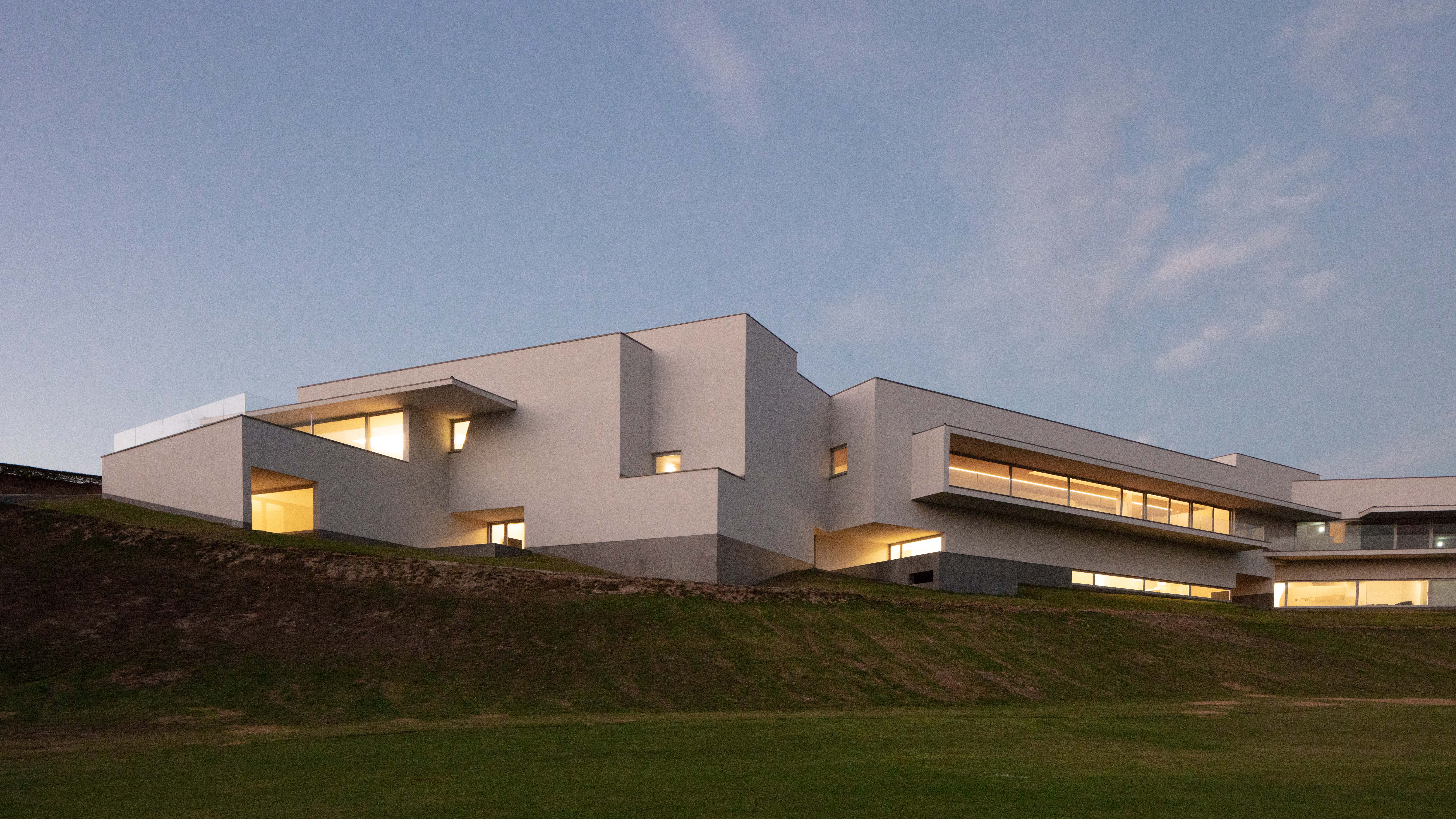 台豐高爾夫俱樂部擁有兩座由普立茲克建築獎得主葡萄牙籍大師阿爾瓦羅‧西薩（Álvaro Siza）及其夥伴建築師卡洛斯‧卡斯達內拉（Carlos Castanheira）所設計之會所建築，這二座結合球場地形所設計的地景建築，不但為台灣高爾夫球界帶來關於「休憩文化」的全新綜合體驗，也為台灣建築界樹立了「與大地環境融合」的建築設計典範。