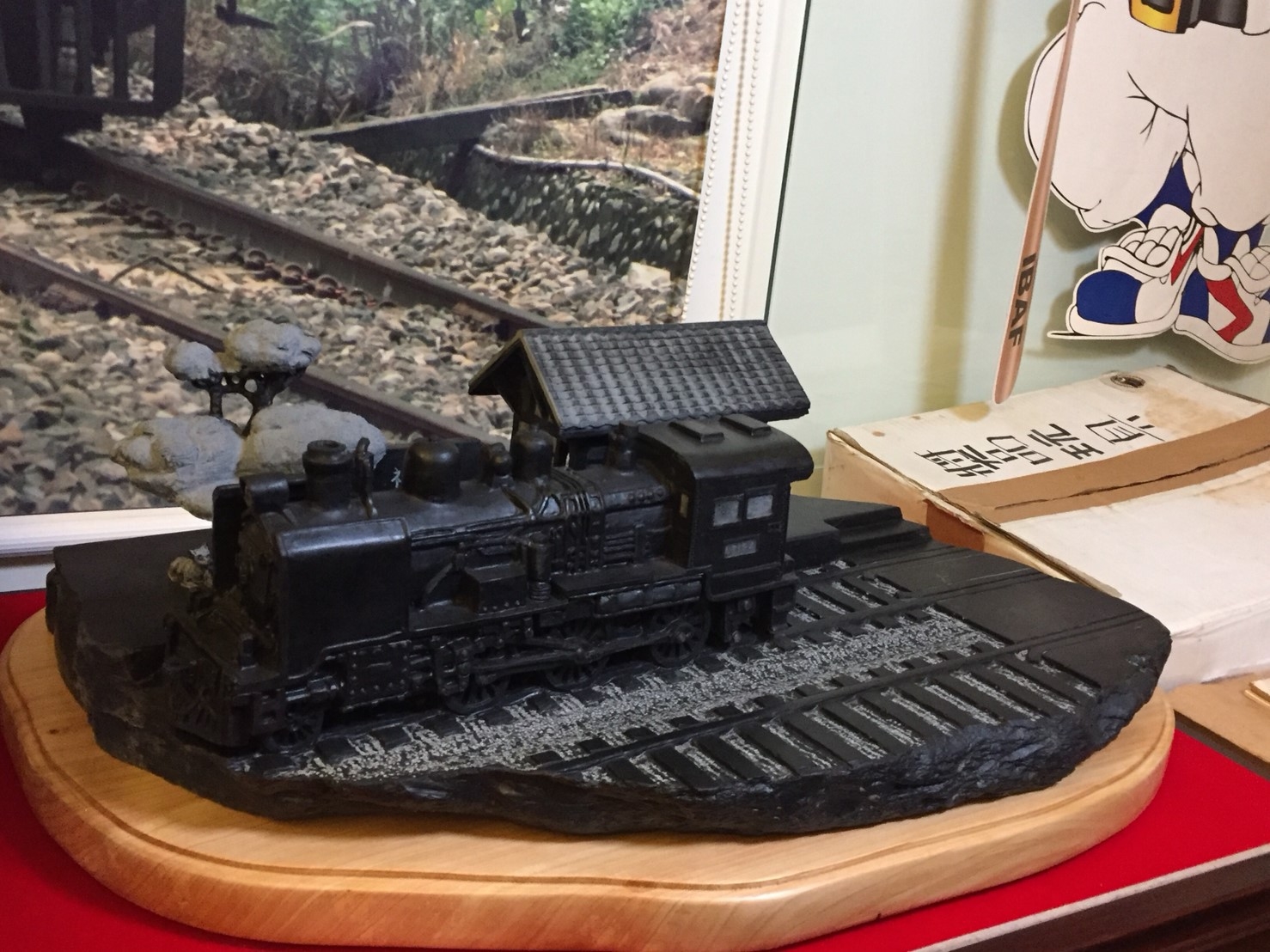 由40公斤石頭雕刻一體成形的火車模型